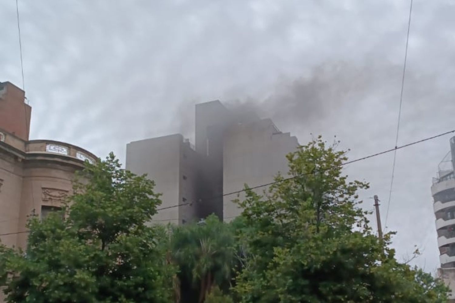 Tensión en el centro por un incendio en un edificio en construcción