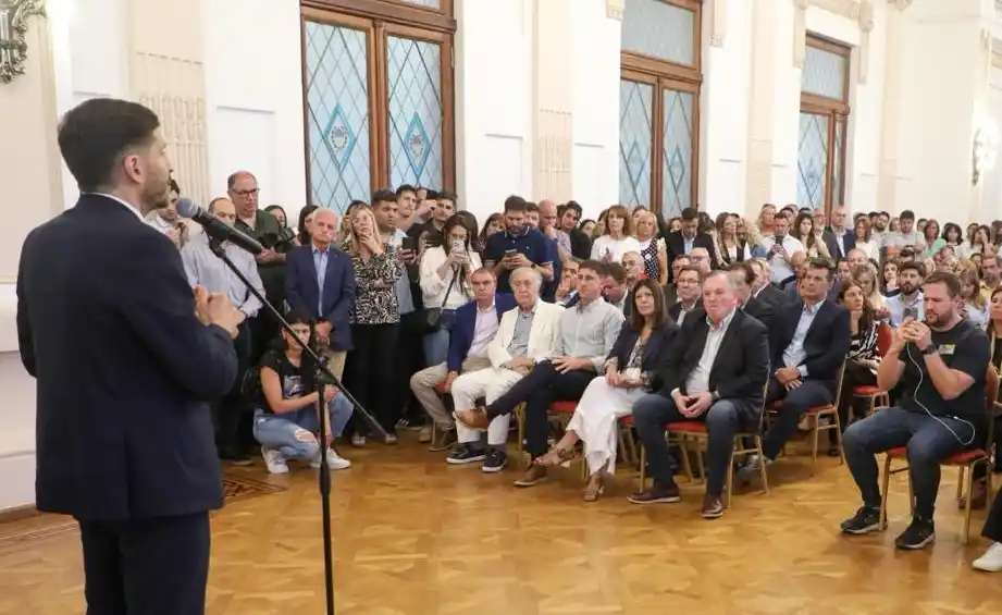 El gobernador firmó convenios con 64 municipios y comunas para la construcción de 75 aulas. Foto: GSF