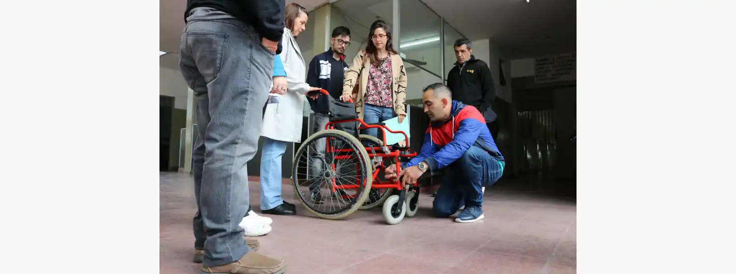 Internos de Batán construyeron una silla para un niño cuadripléjico