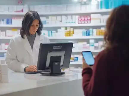 Las farmacias deberán exponer los precios a través de un QR