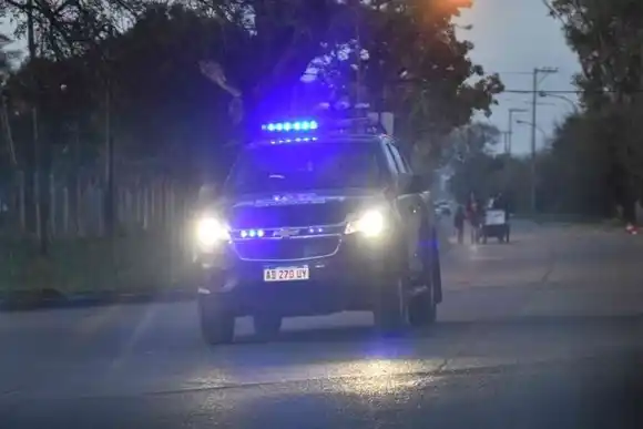 Tensa situación entre un grupo de jóvenes y policías en barrio Villa Dominga