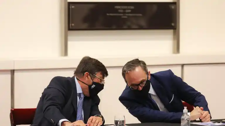 Sin la presencia del campo, los empresarios de la industria y la construcción escucharon los anuncios del Gobierno