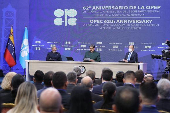 ¿AHORA SÍ? Maduro PROMETE garantizar la inversión jurídica extranjera para extraer el gas
