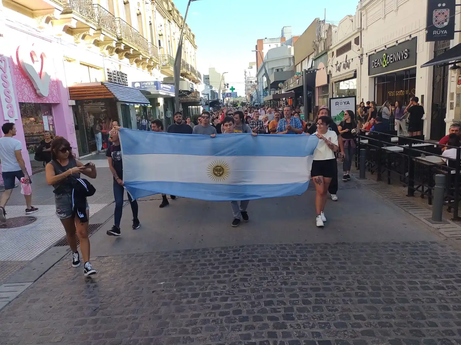 Tandil salió a la calle contra el DNU de Javier Milei