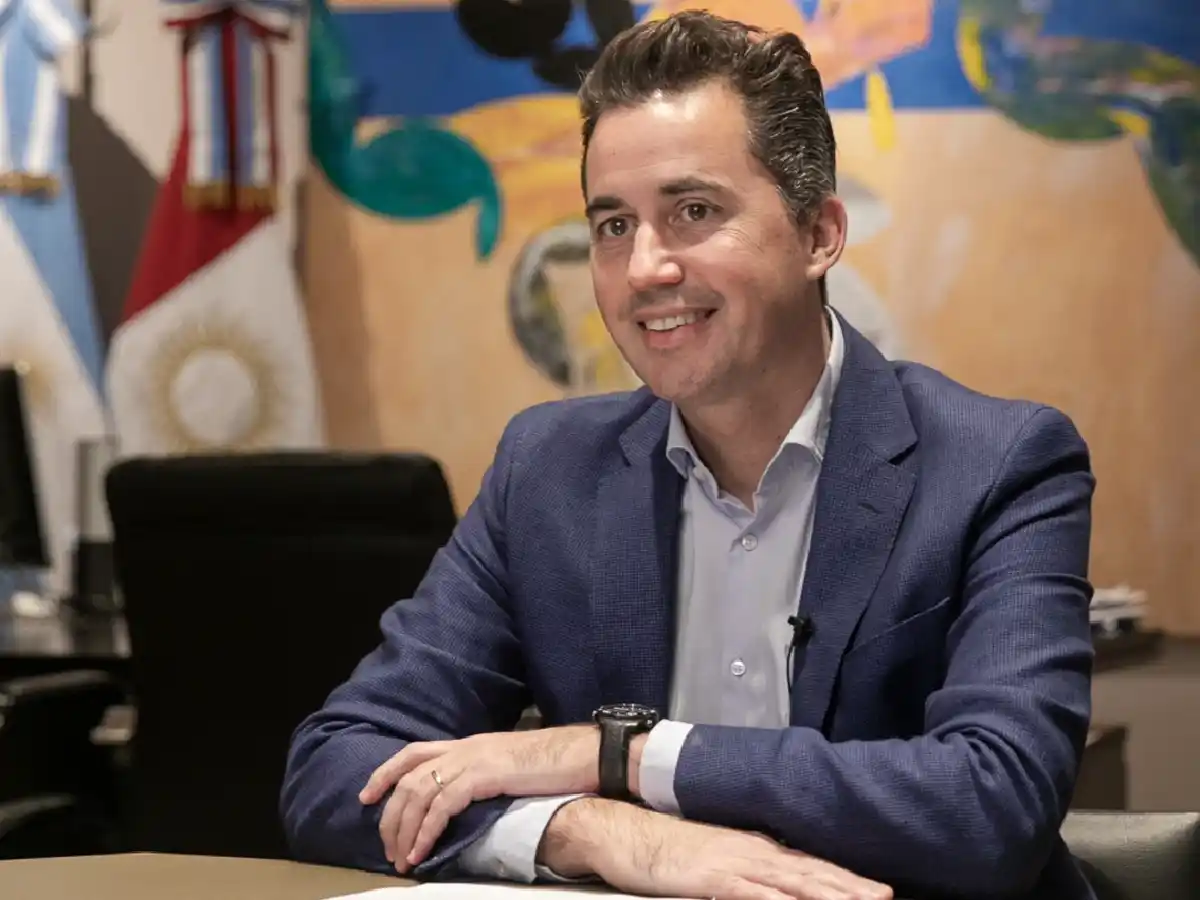 Calvo firmó el primer decreto digital con el que aprobó el Plan Estratégico de Parlamento Abierto