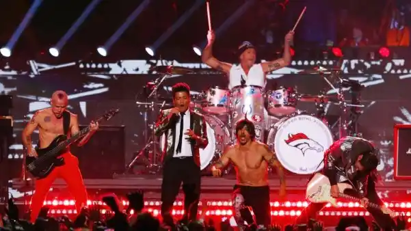 Los Red Hot Chili Peppers confesaron que hicieron playback en el Super Bowl