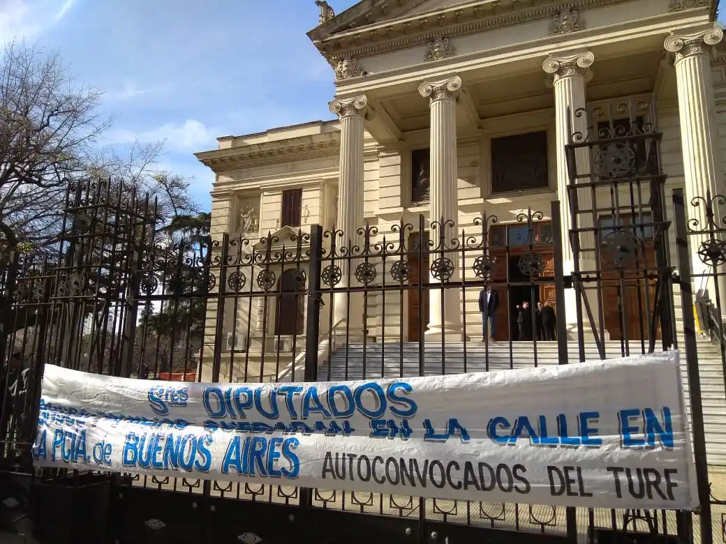 El Senado bonaerense dio media sanción a la quita de subsidios al turf y pasa a diputados