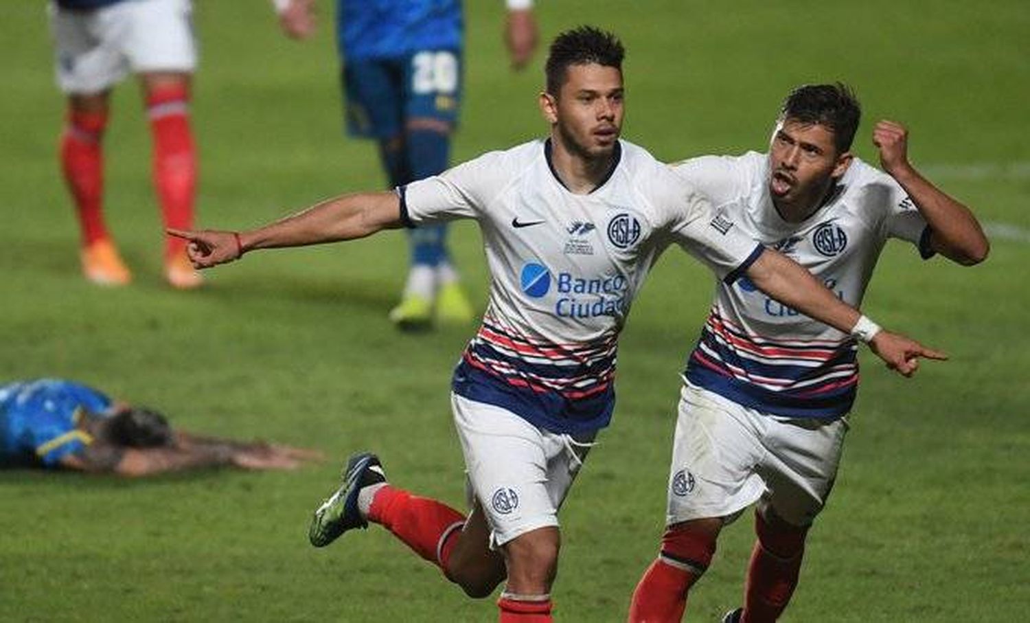 Con un final escandaloso, San Lorenzo derrotó a Central y dio otro paso hacia su recuperación