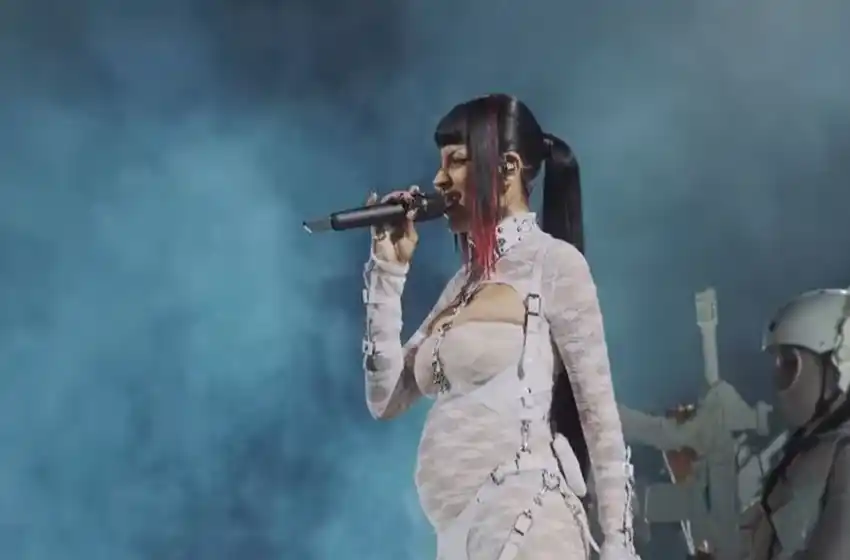 Cazzu confirmó su embarazo en pleno show