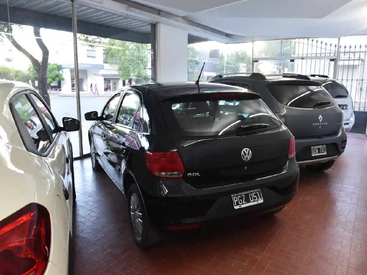 El mercado de autos usados resiste la crisis en la ciudad  