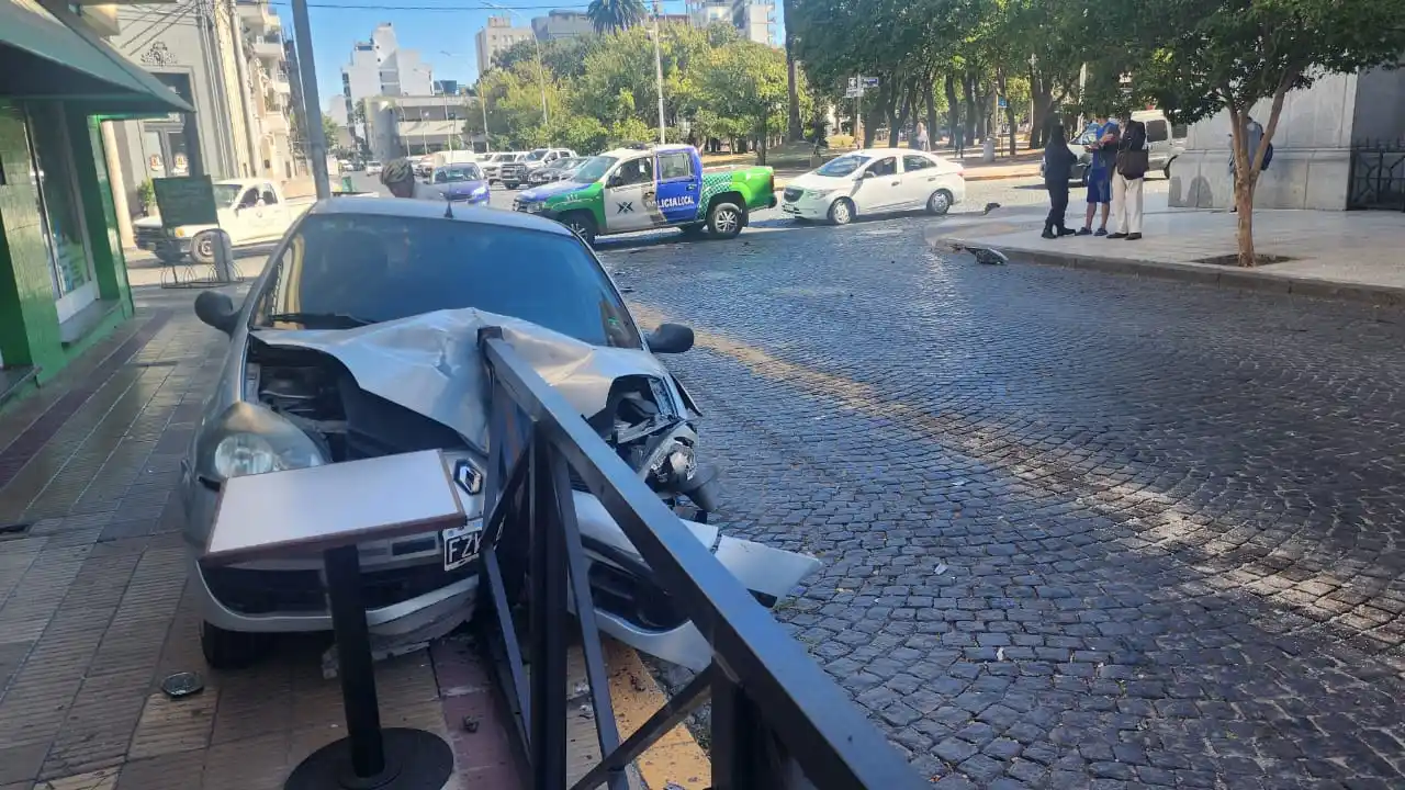 Una mujer hospitalizada tras un fuerte accidente en Belgrano y Chacabuco