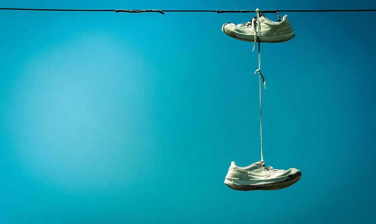 El significado de las zapatillas colgadas en los cables de luz