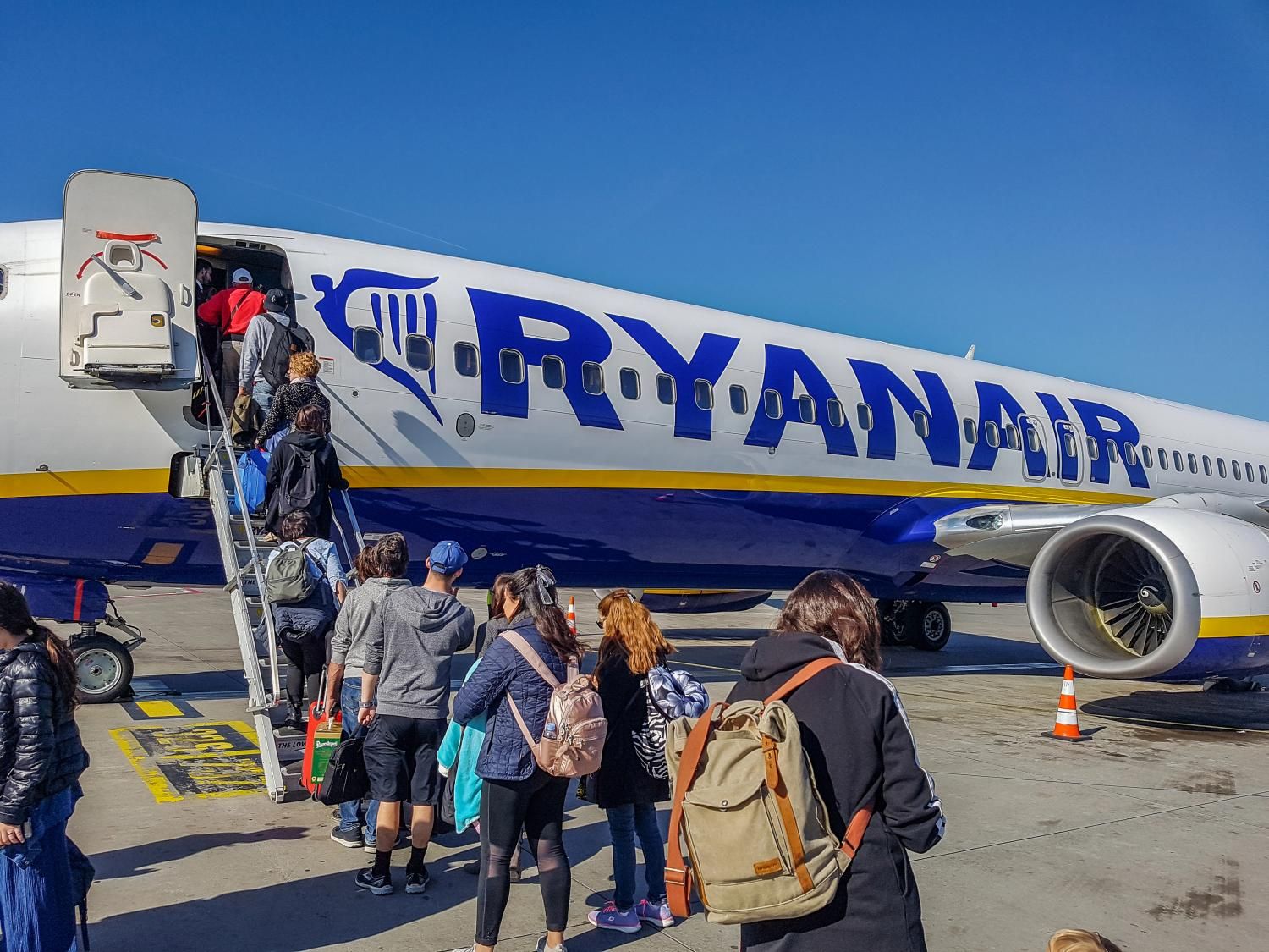 Pasajeros embarcando en un avión de Ryanair (Foto: DepositPhotos.com)