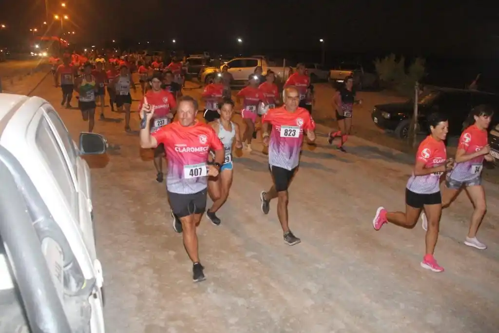 Esta noche se realiza la carrera nocturna solidaria en Claromecó