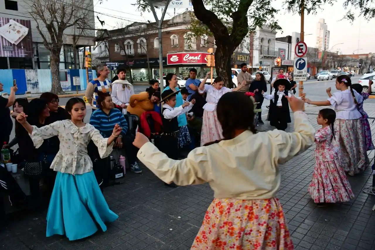 Los bailarines estuvieron presentes en las calles del centro.