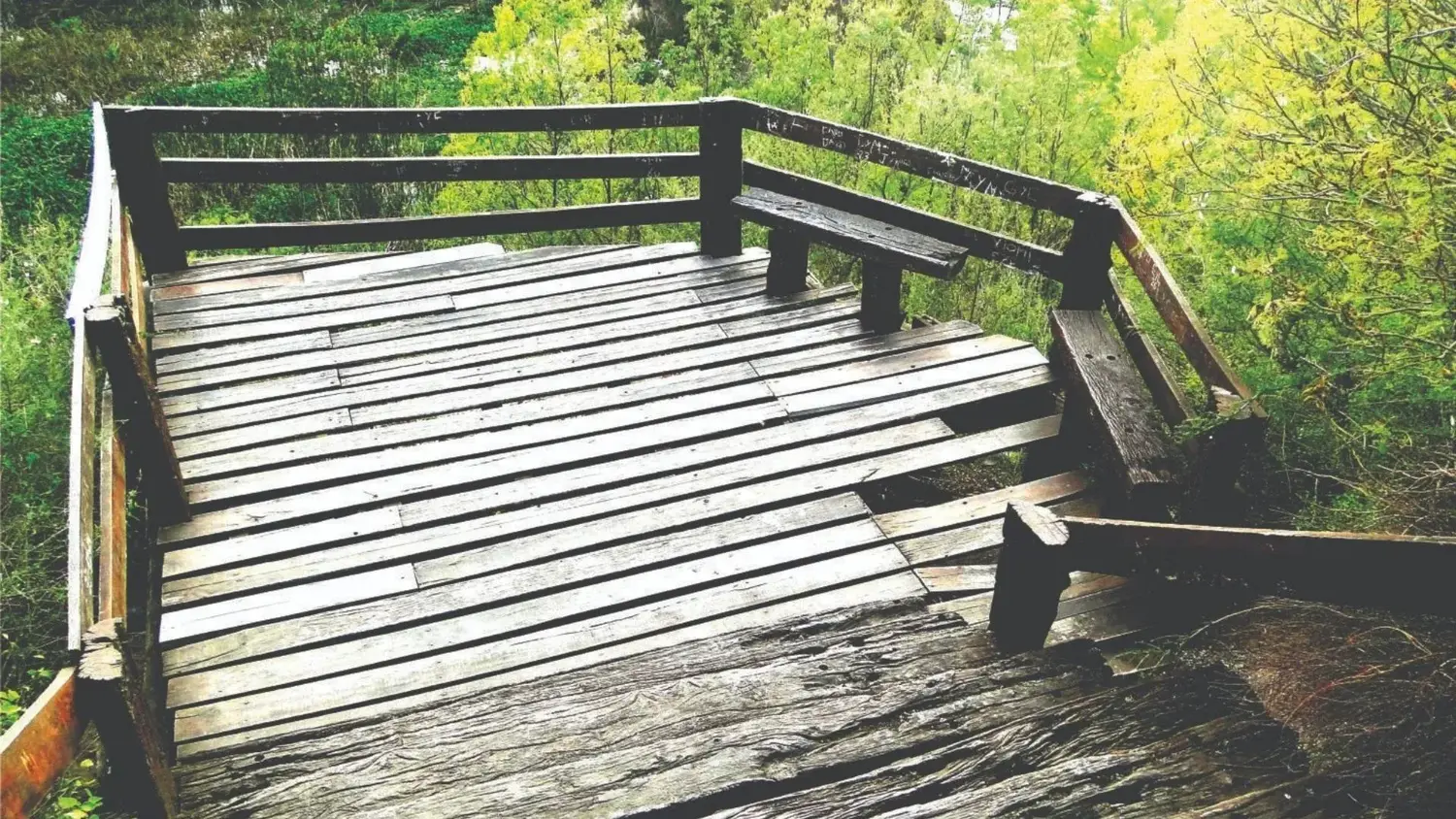 El mirador de la Reserva Natural de Vuelta de Obligado, con tablas dañadas y los palos que lo sostienen "apolillados".