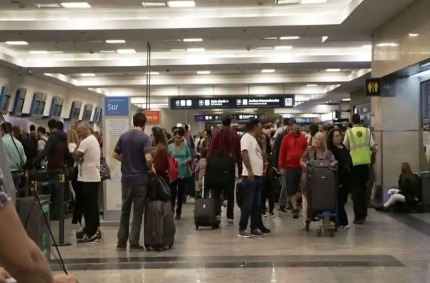 Se normalizaron los vuelos pero hay amenaza de huelga para el fin de semana largo