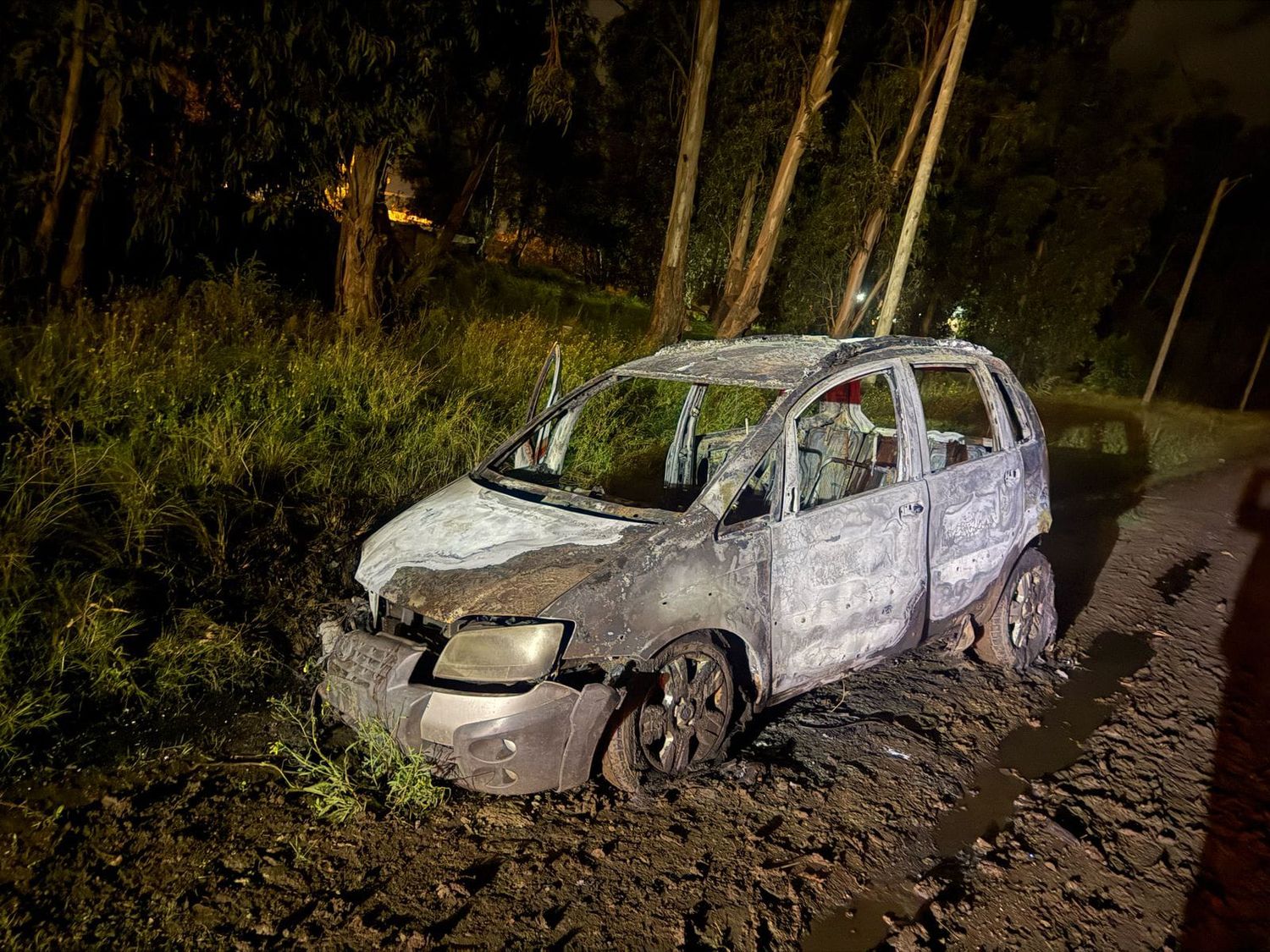 Hallaron un auto incendiado que se habría usado en un robo