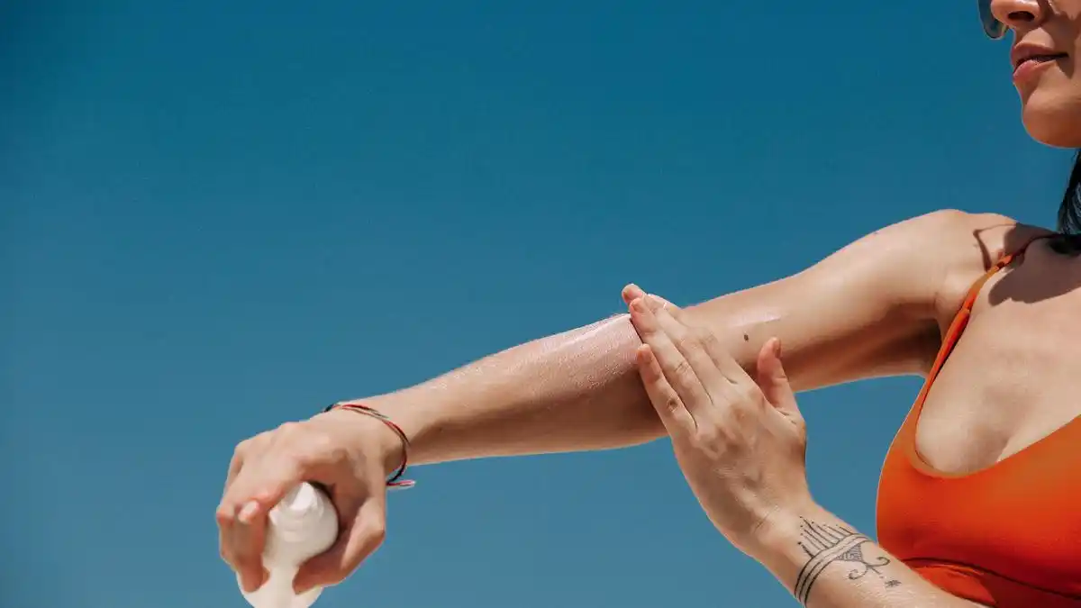 En temporada de altas temperaturas y exposición solar es fundamental la protección y el cuidado de la piel de la radiación UV, aunque lo importante de esa prevención es aplicarla todo el tiempo.