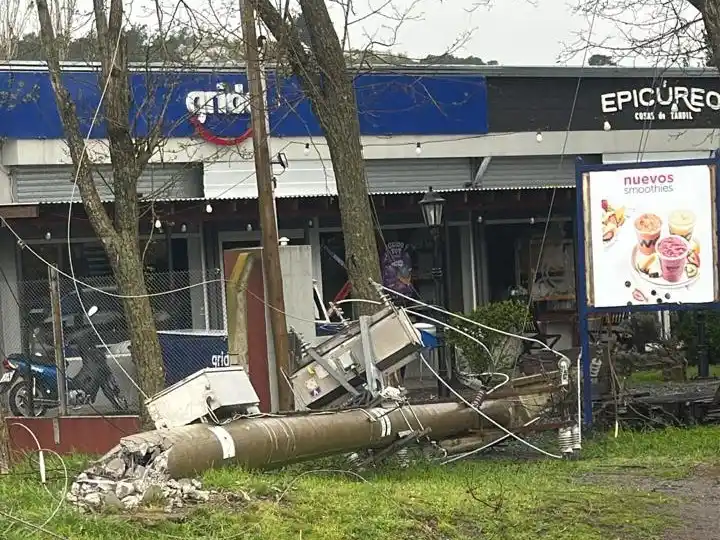 En las calles Don Bosco y Sinka, se produjo la rotura de dos postes de hormigón.
