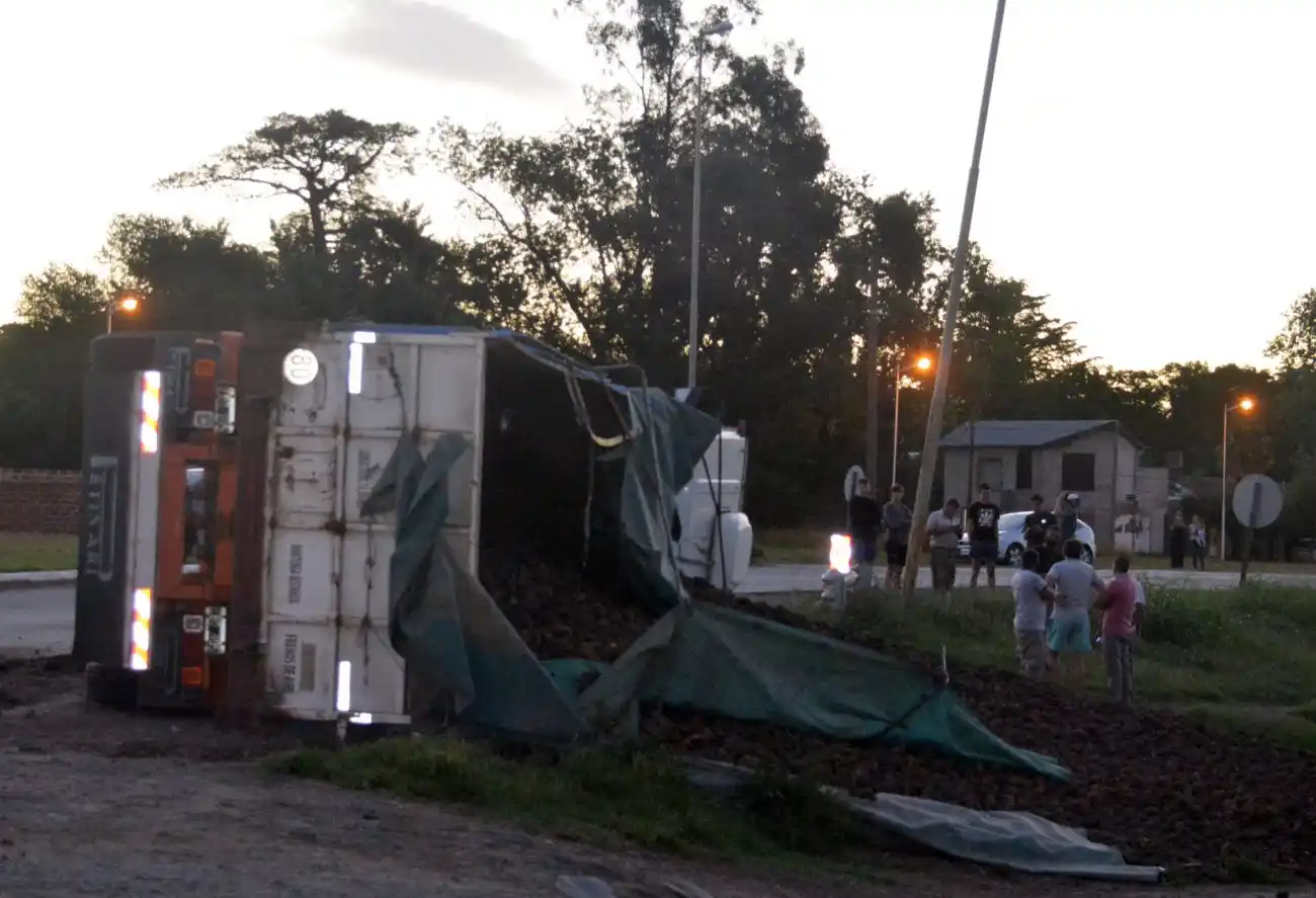 Volcó otro camión en la rotonda de la 226 y Reforma Universitaria 
