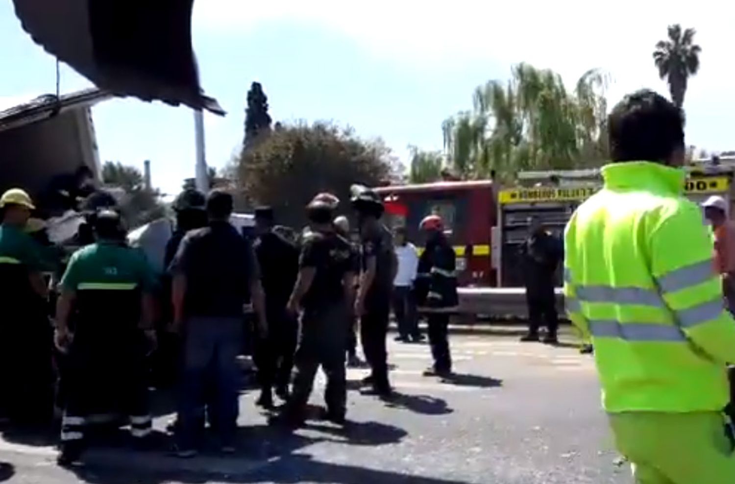 Choque en avenida Circunvalación: rescataron a las mujeres atrapadas debajo de un camión