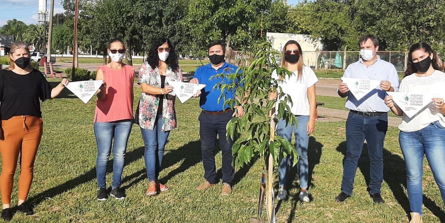 Larroque también participó del "Plantamos Memoria"