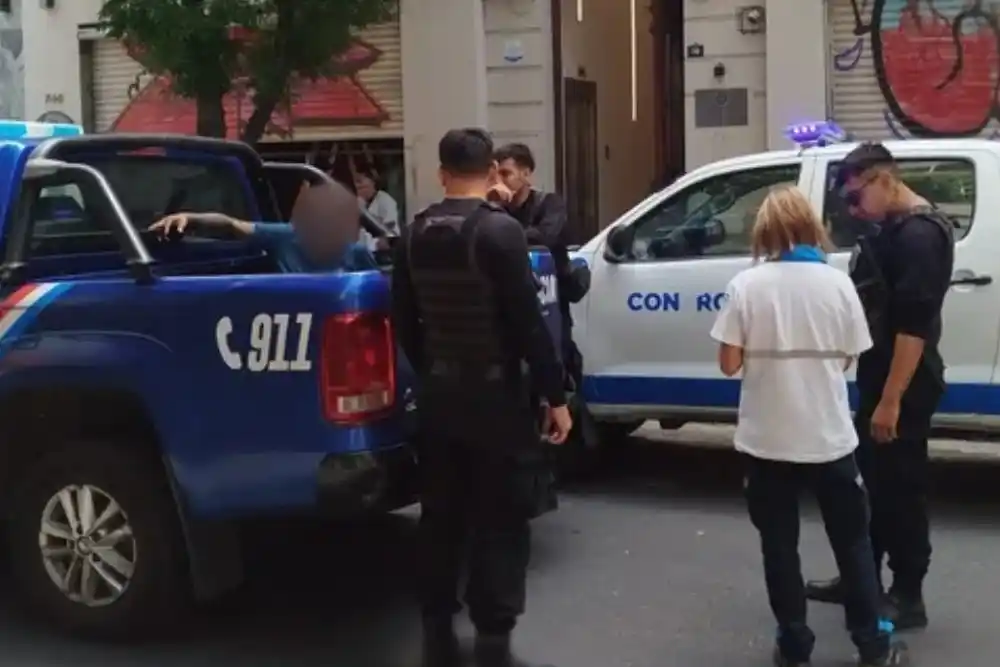 Un cuidacoches escupió a una comerciante en el microcentro durante una discusión y fue detenido