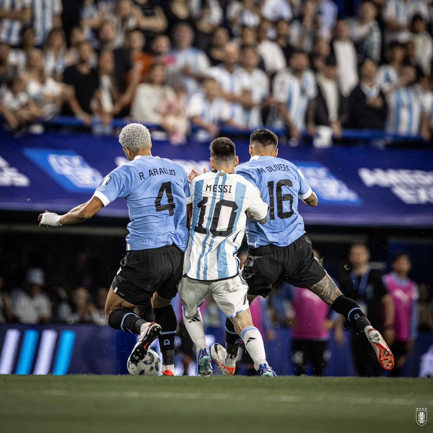 Los de Scaloni no le encontraron el rumbo al partido y perdieron ante la Celeste.