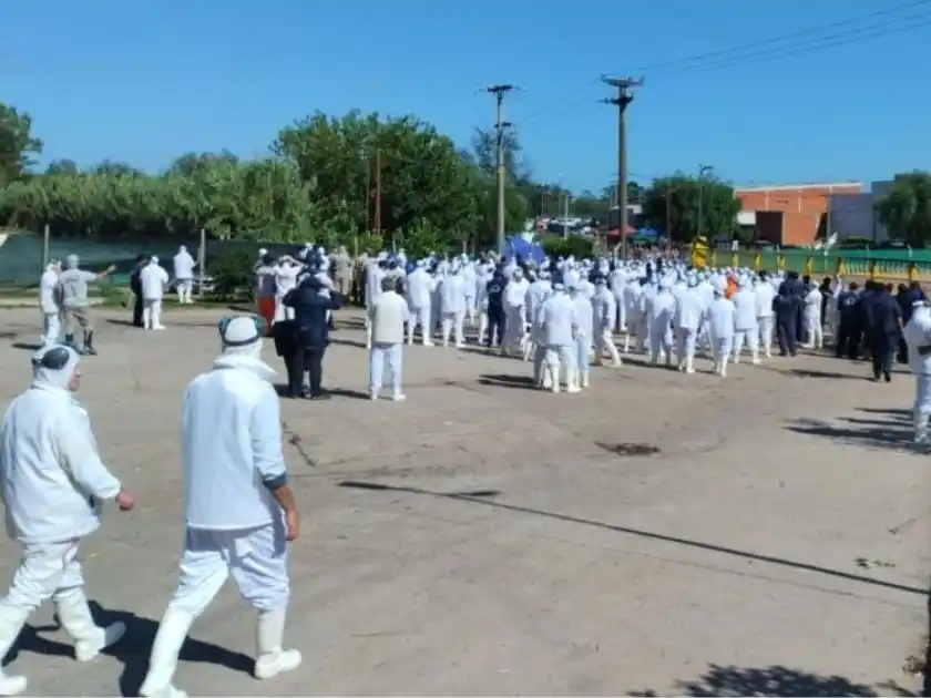 Continúa la crisis en Granja Tres Arroyos y se esperan reuniones claves