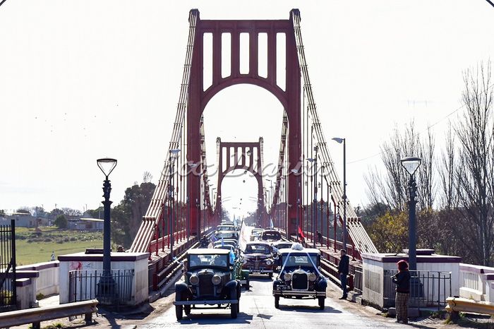 Caravana. Ayer al mediodía por el Puente Colgante