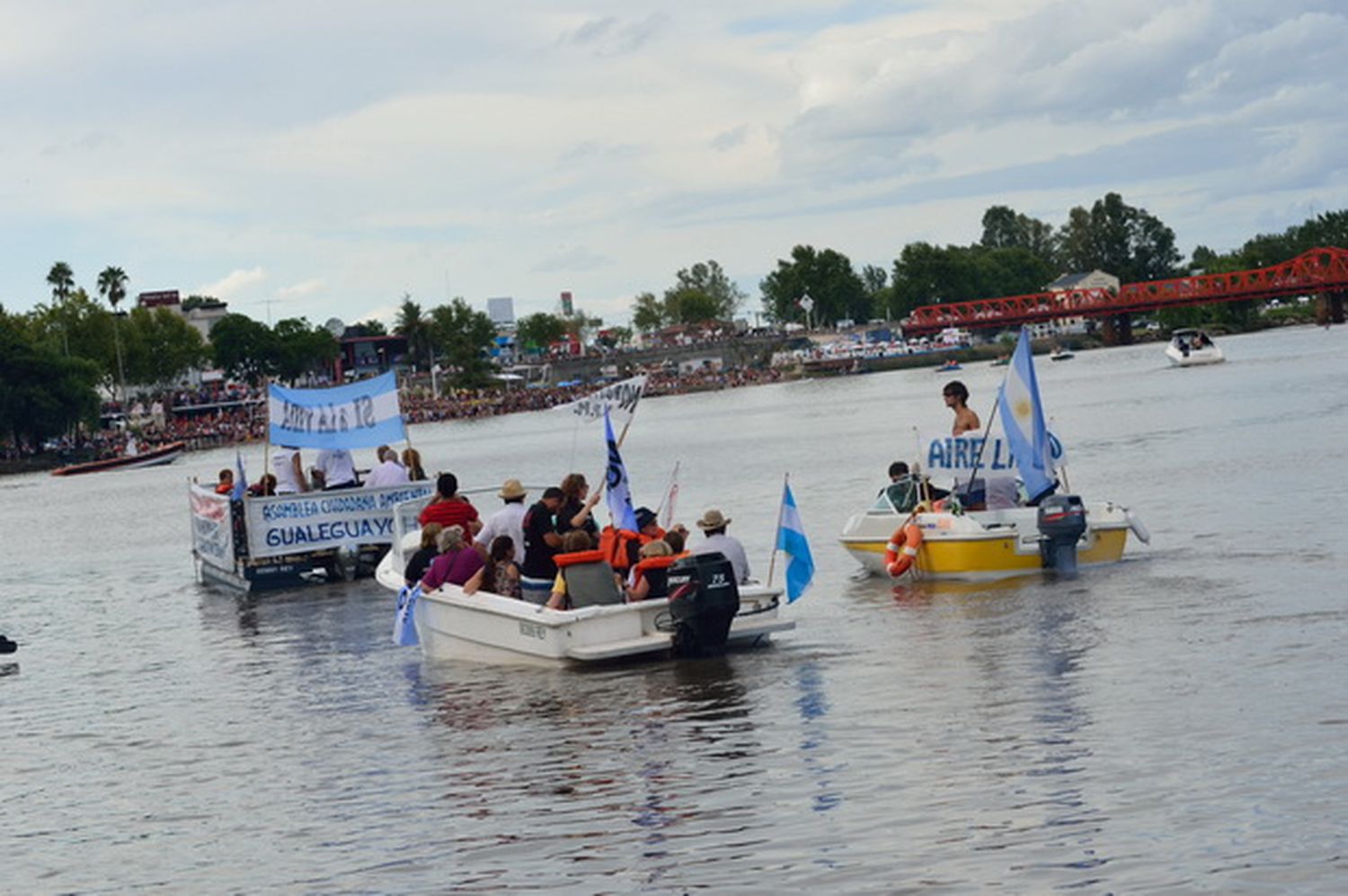 La Asamblea Ambiental marchó por el río contra “la ilegal y contaminante UPM”