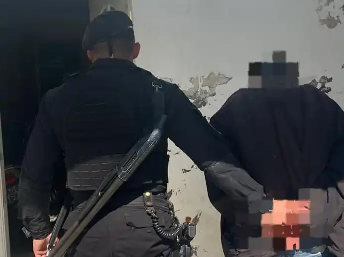 Vecinos denunciaron a un joven con un arma de fuego, pero lo detuvieron con una “lanza”