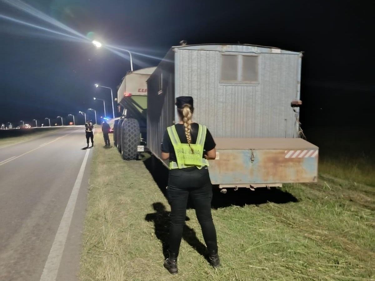 Lo frenaron por circular sin luz con máquina agrícola en RN34, y le terminaron encontrando un arma