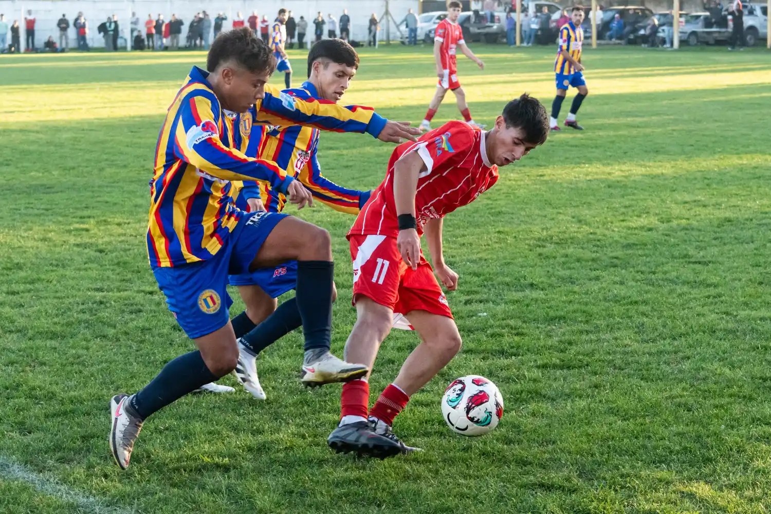 Colegiales no pudo romper el empate