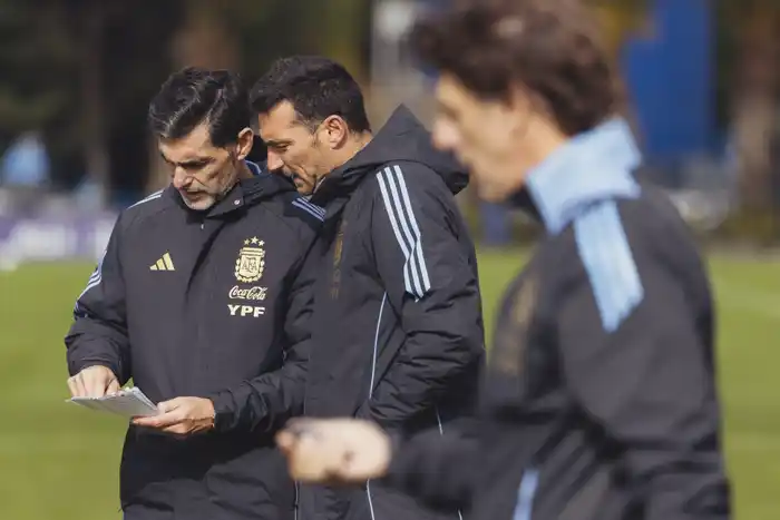 Lionel Scaloni hablando con Ayala - Entrenamiento Argentina