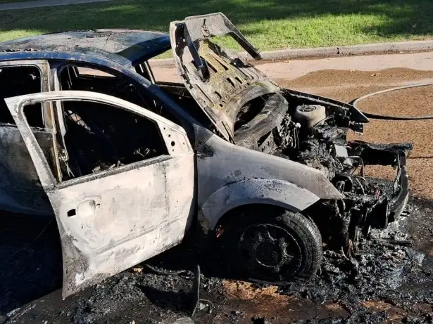 El fuego consumió un auto en pleno centro de Urdinarrain