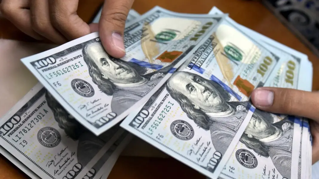 Tensión cambiaria: la semana cerró con el “blue” al alza, pérdida de reservas y el BCRA vendedor