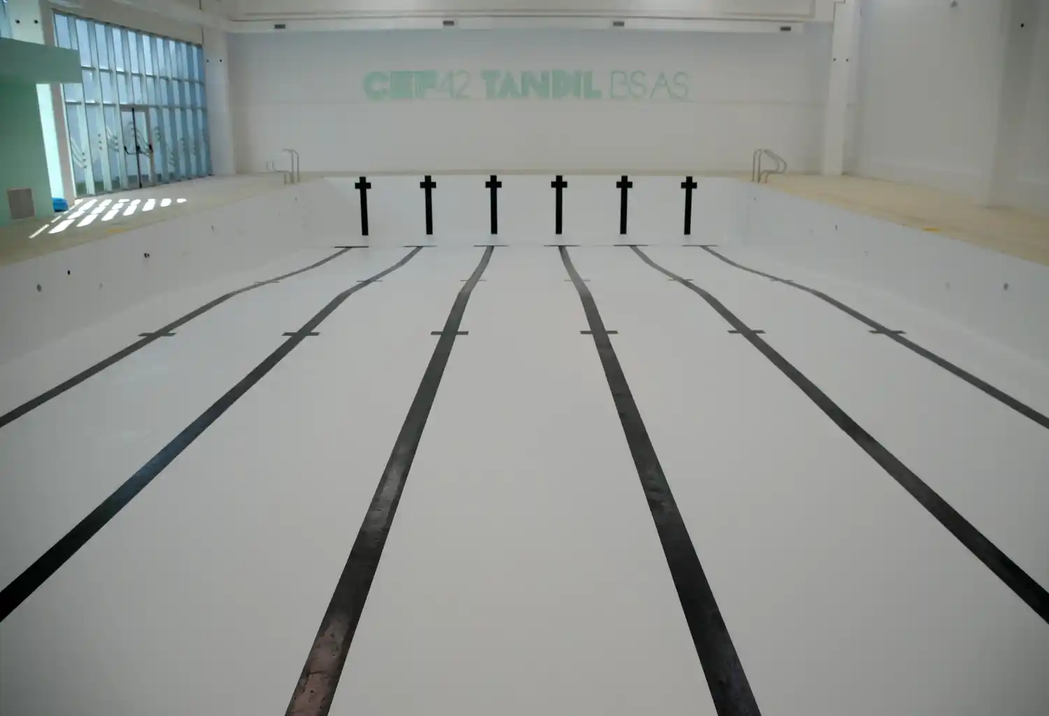 Tres meses después pintaron las piletas del CEF 42 y la reapertura entró en la recta final