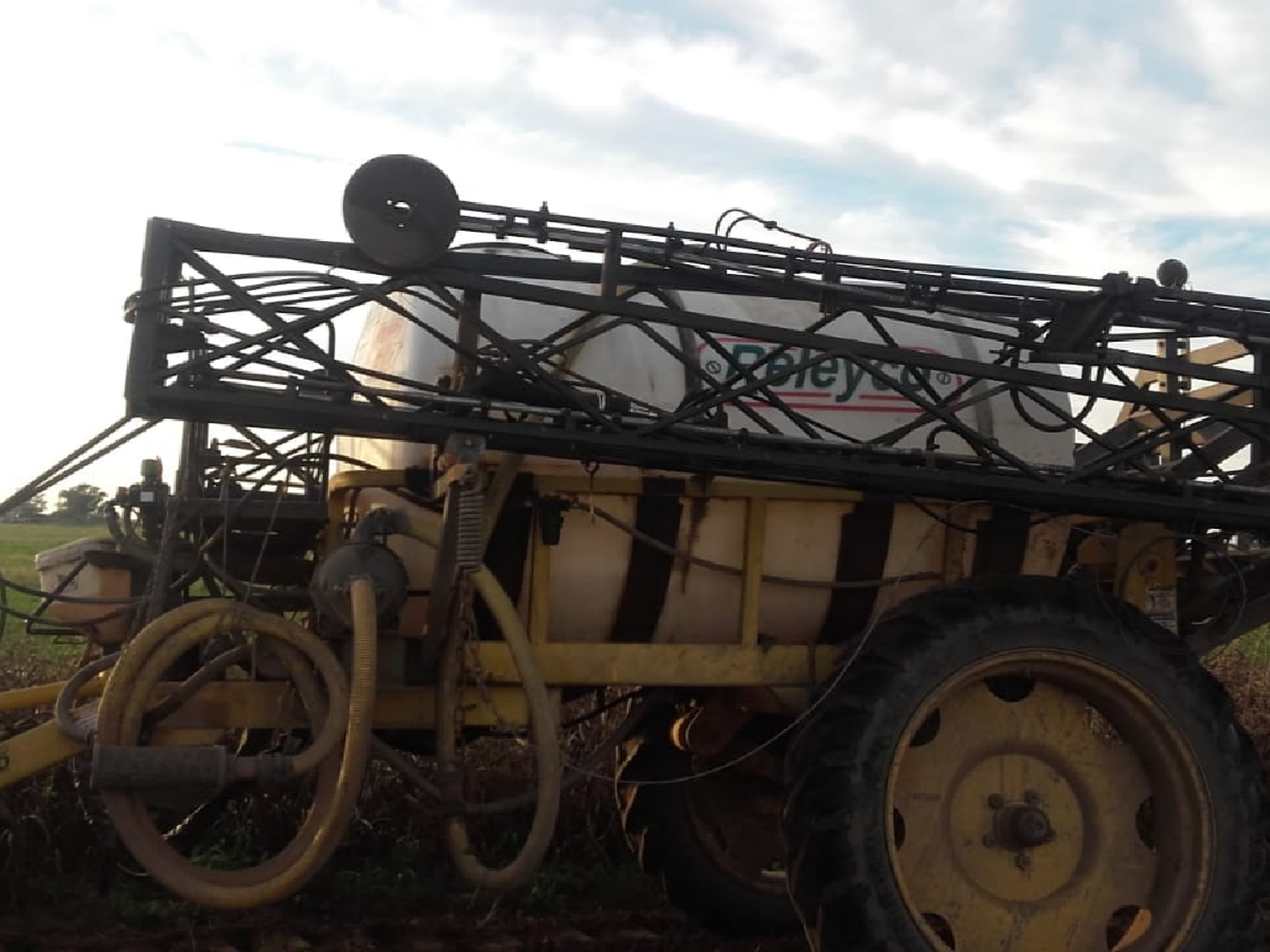 “La máquina estaba fumigando a 300 metros de la escuela”