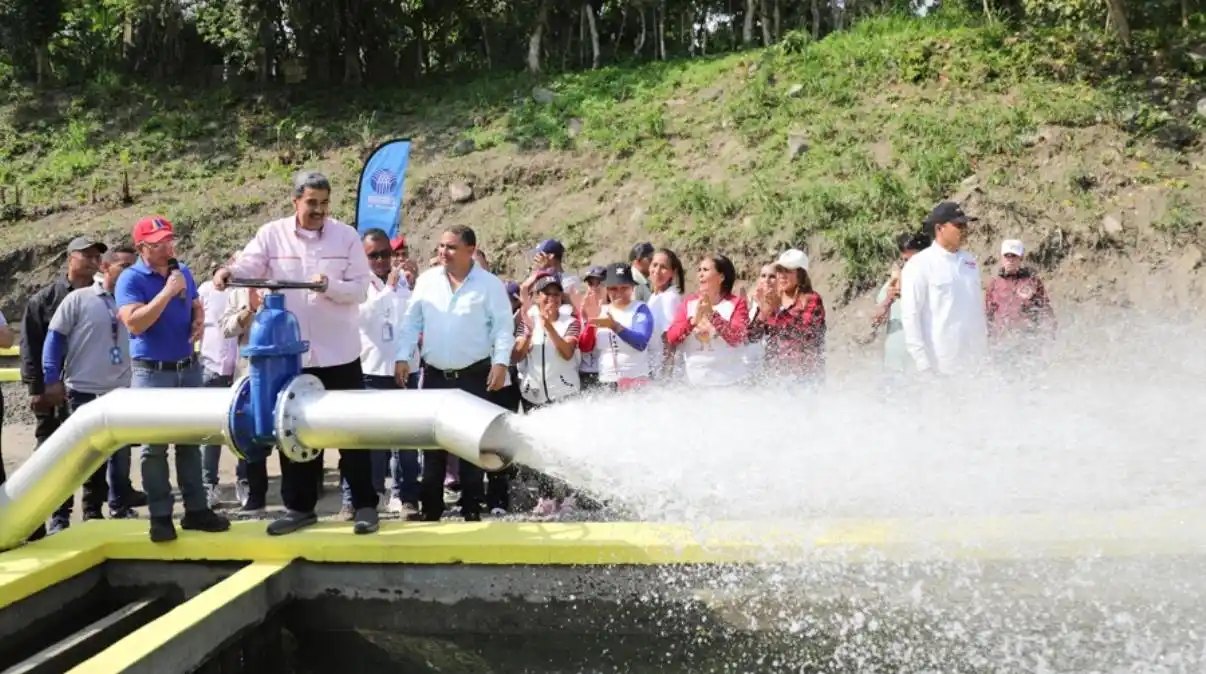 En su doble figura de presidente-candidato, un MADURO AUTODENOMINADO «DURO» recorre el país entregando obras
