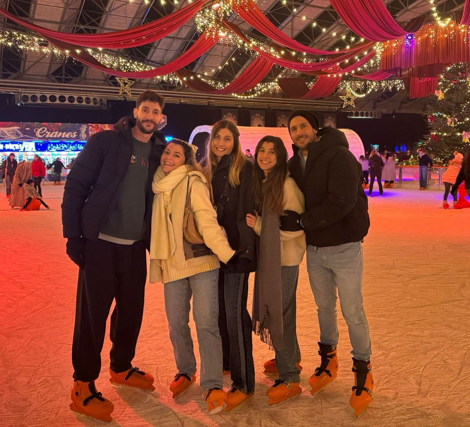 Gero con amigos en una pista de patinaje-