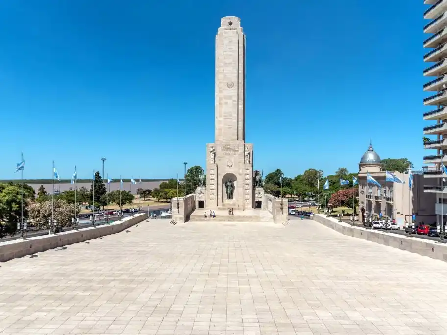 Las obras para esta etapa también alcanzan a la Torre del Monumento, donde se ejecuta un proceso de modernización del ascensor, el reemplazo de las rejas de seguridad de los miradores y la restauración de las aberturas. Crédito: Subsecretaría de Comunicación Social / Silvio Moriconi.