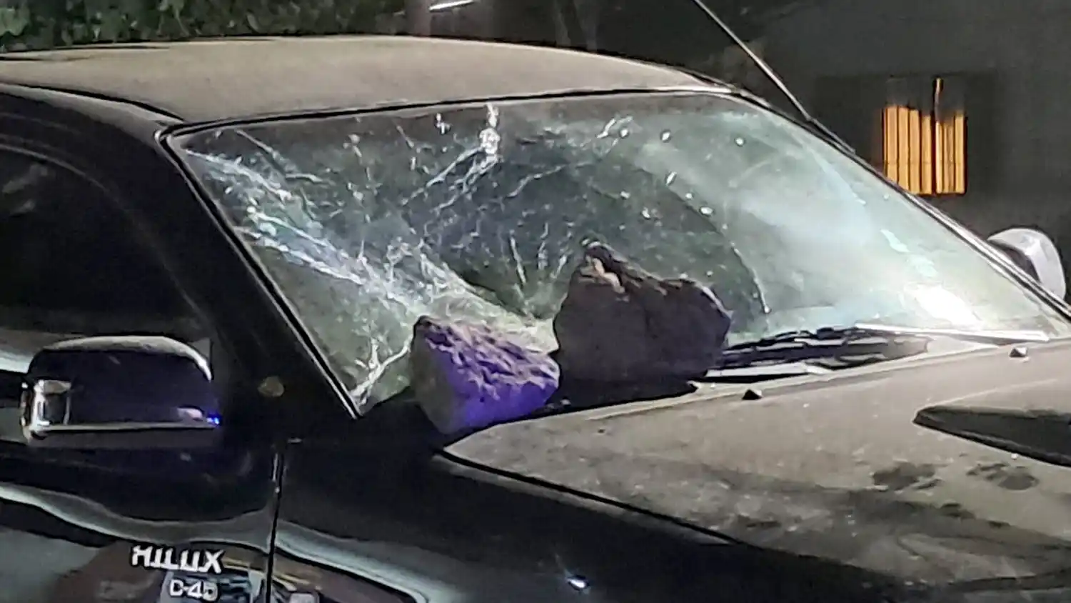 Violento episodio de tránsito: tras un choque entre una camioneta y una moto terminaron a golpes y con un detenido