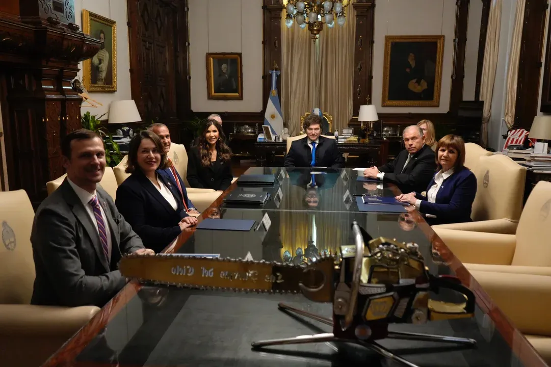 Kristi Noem impulsó el acuerdo sin la debida coordinación previa con el Departamento de Estado.