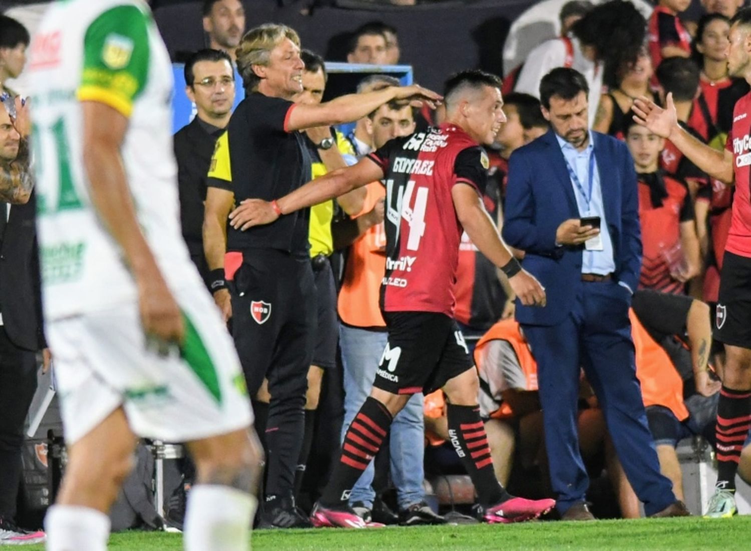 En la despedida de Heinze, Newell’s goleó 3-0 a Defensa y Justicia, en el Coloso