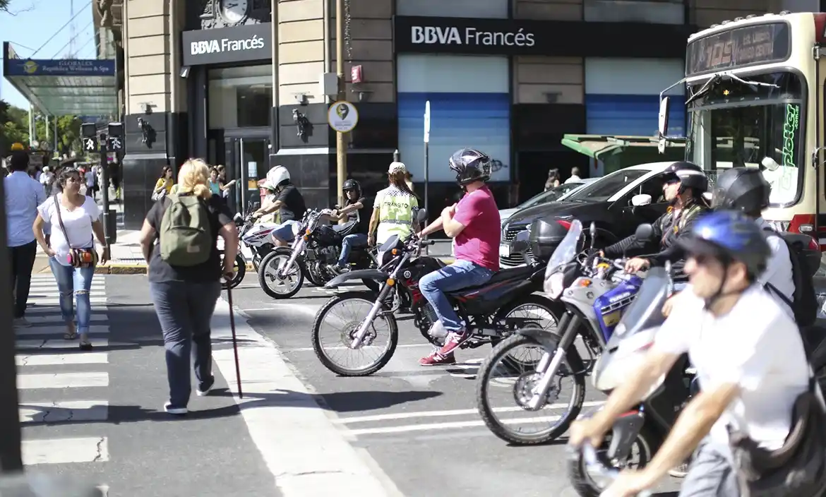 Inseguridad: buscan prohibir en algunas zonas que circulen dos personas por moto