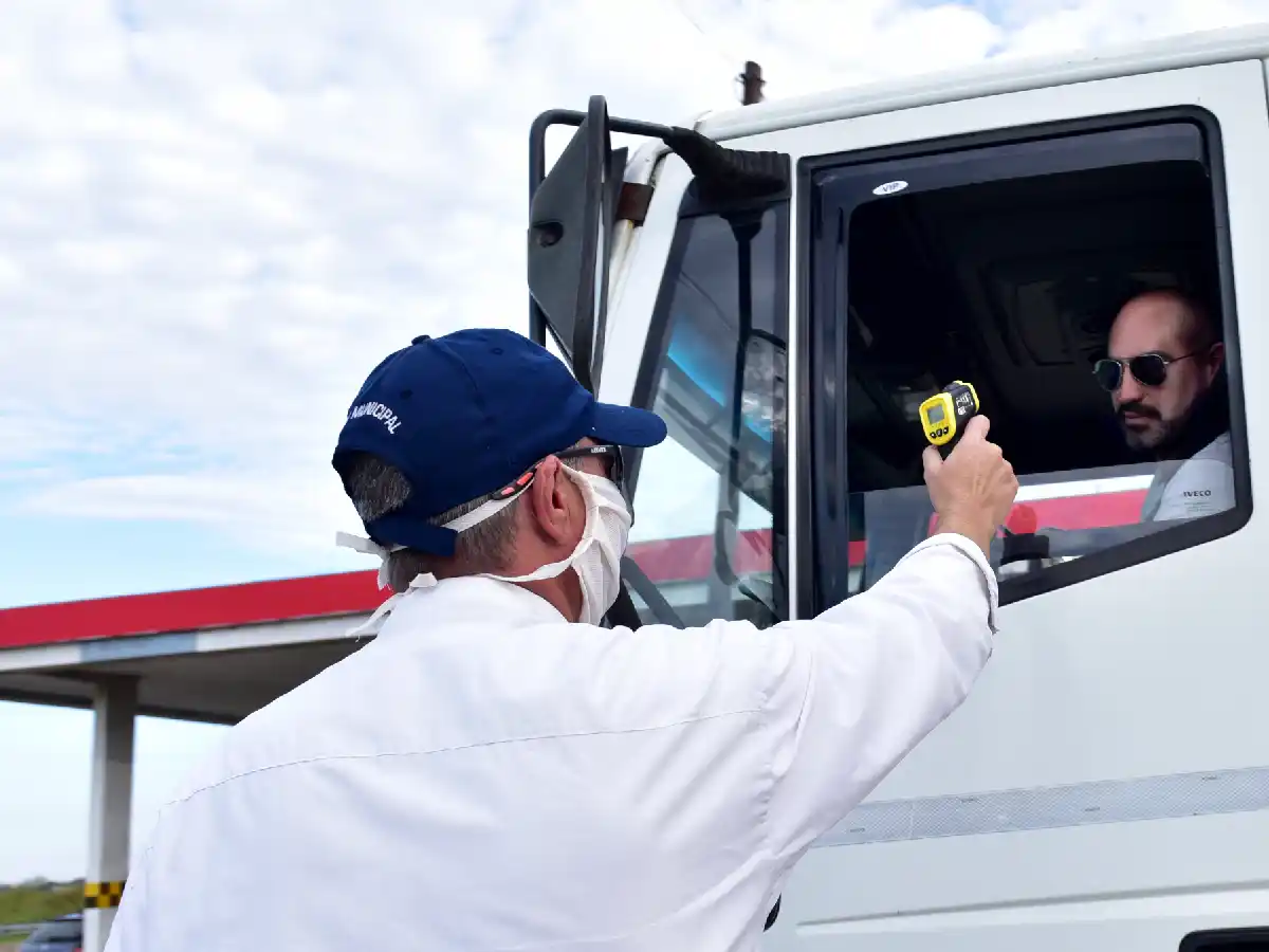 Cómo funciona el termómetro infrarrojo que utilizan en los accesos 