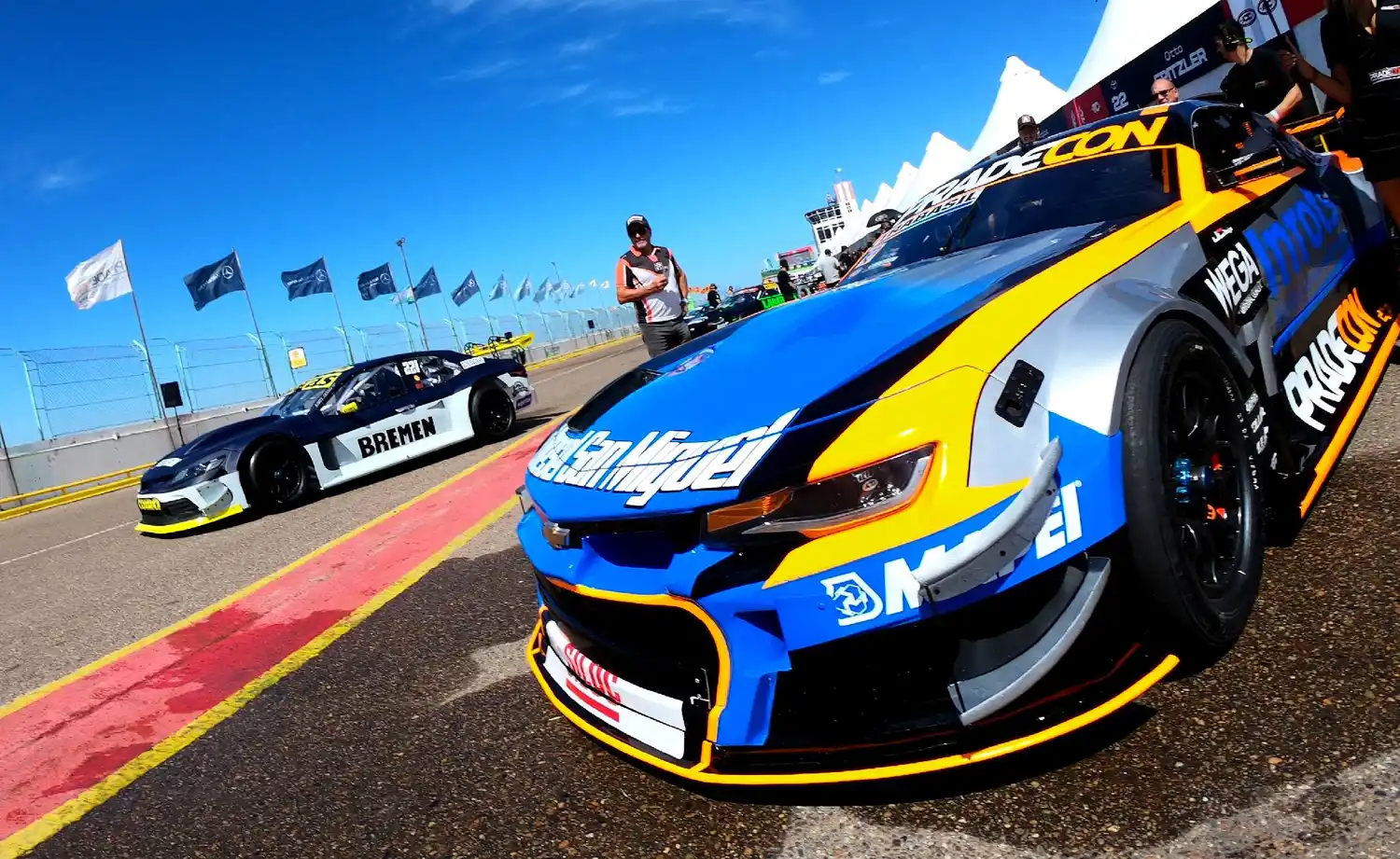 Christian Ledesma saliendo de boxes.