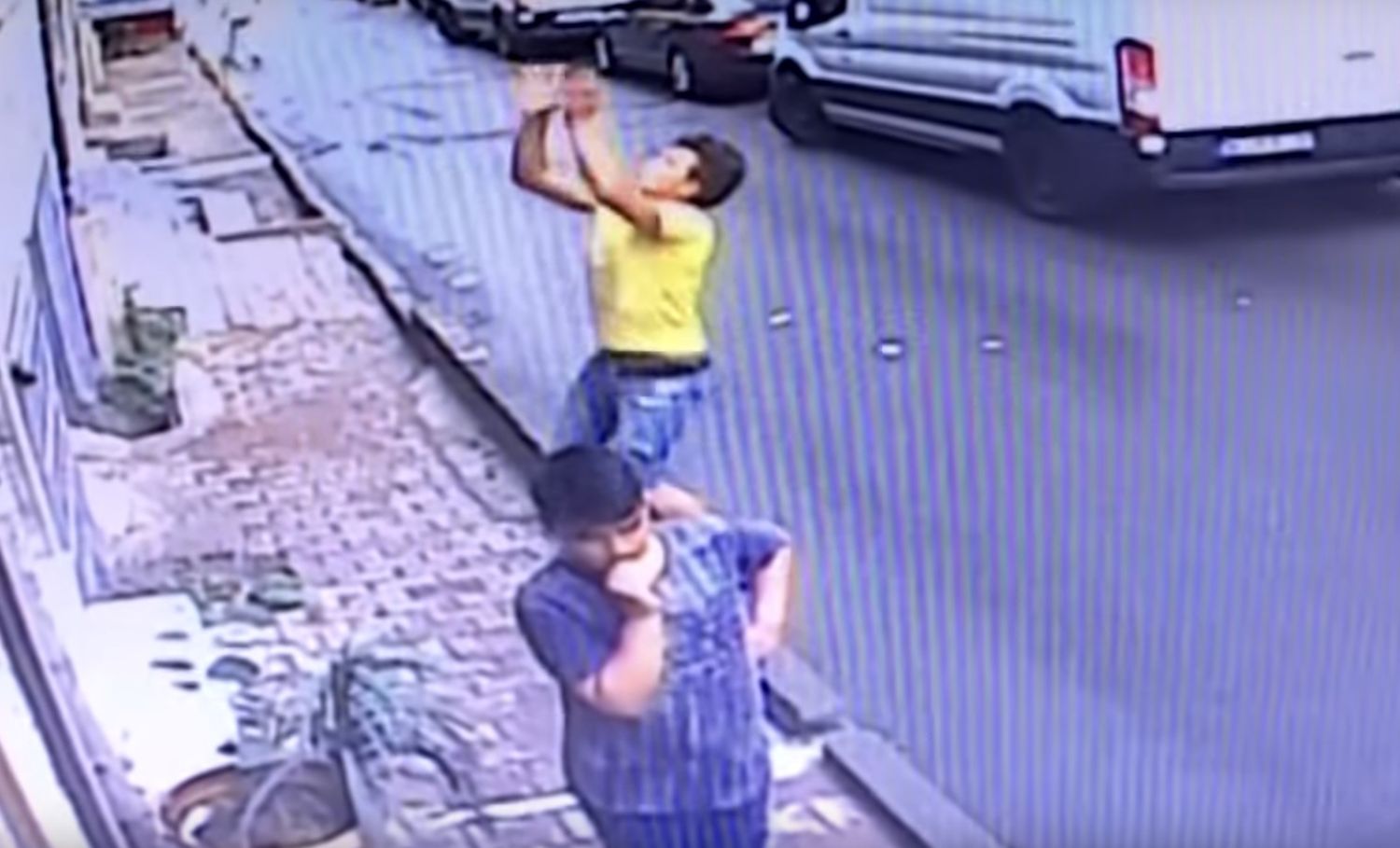 Video: salvó a una niña de dos años que cayó de un balcón